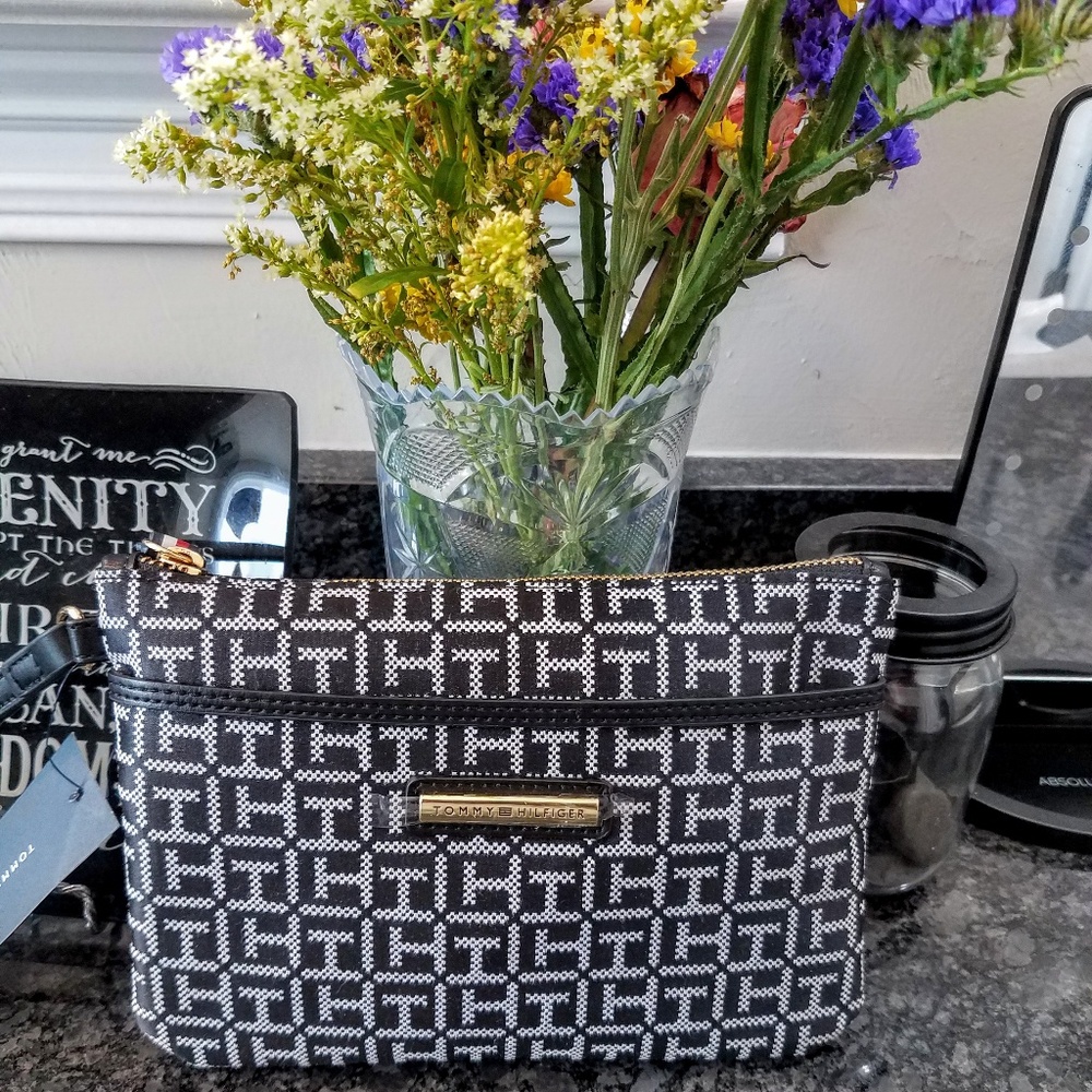 🆕️Tommy Hilfiger Logo Wristlet Clutch